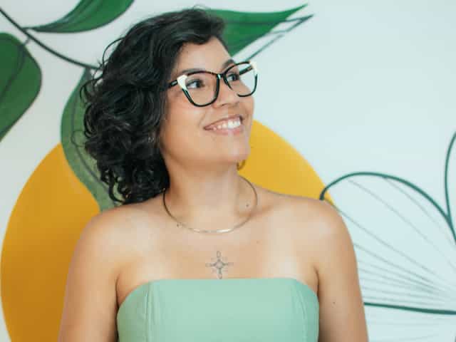 Camila Souza em consultório acolhedor para terapia de linguagem infantil