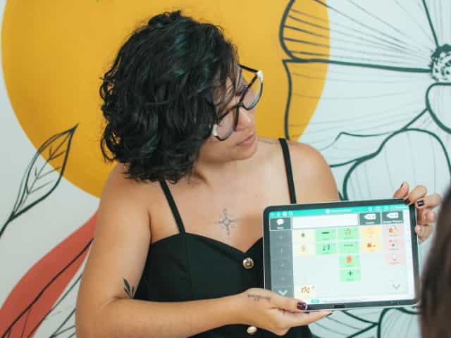 Camila Souza orientando pais durante acompanhamento fonoaudiológico